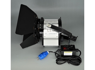 Светодиодный осветитель FST-1000WS с линзой Френеля